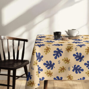 nastrojowe ujęcie stołu przy fotelu udekorowanego obrusem z granatowo-złotym motywem