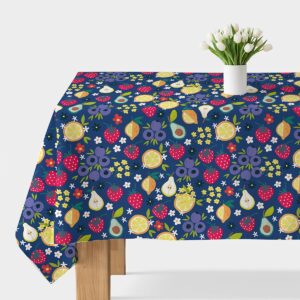 Obrus z owocowym wzorem na stole, widok z góry z białym wazonem z tulipanami