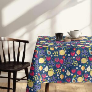 Róg stołu z obrusu w owocowy wzór i miękkim światłem przy krześle