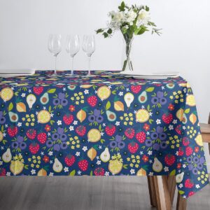 Obrus z kolorowym wzorem, ustawione kieliszki i dzbanek na środku stołu