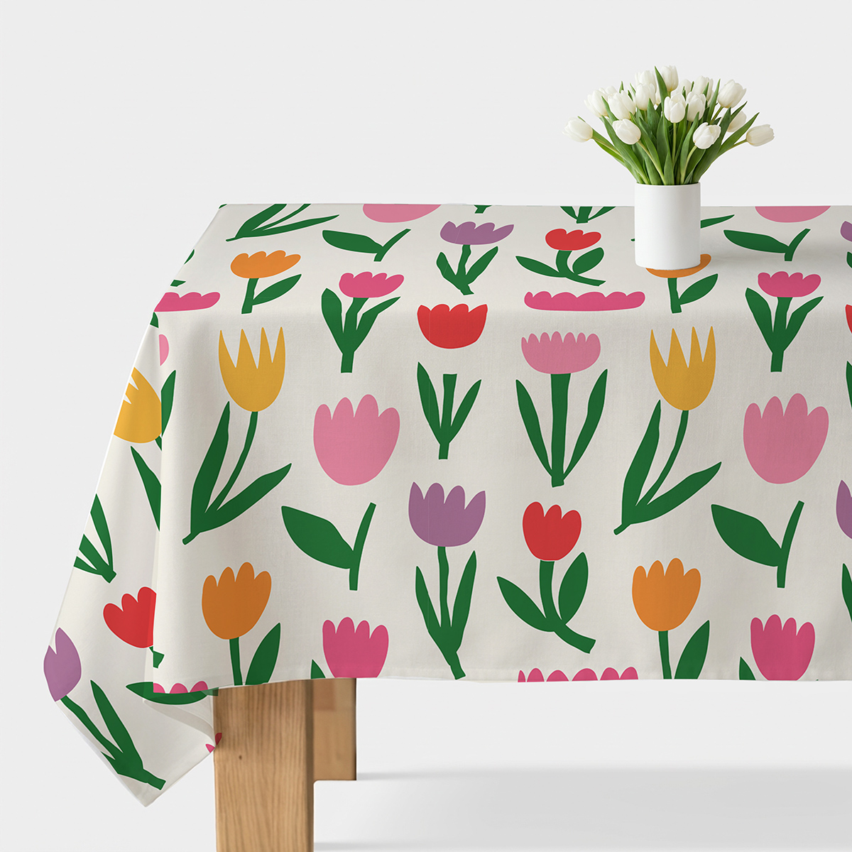 obrus z rysunkowymi tulipanami na kremowym tle, widok stołu z białym wazonem