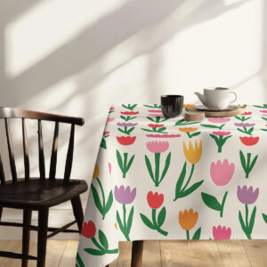 narożnik stołu z wzorem tulipanów i drewnianym krzesłem obok