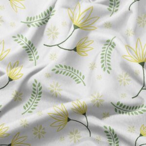 zbliżenie na tkaninę i nadruk delikatnych żółtych kwiatów oraz zielonych listków