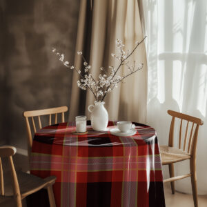Aranżacja stołu z obrusem w kratę i wazonem z gałązkami, przytulna scena