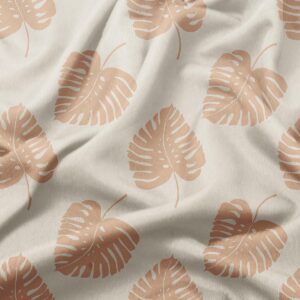 zbliżenie tkaniny z nadrukiem dużych liści i widoczną fakturą materiału