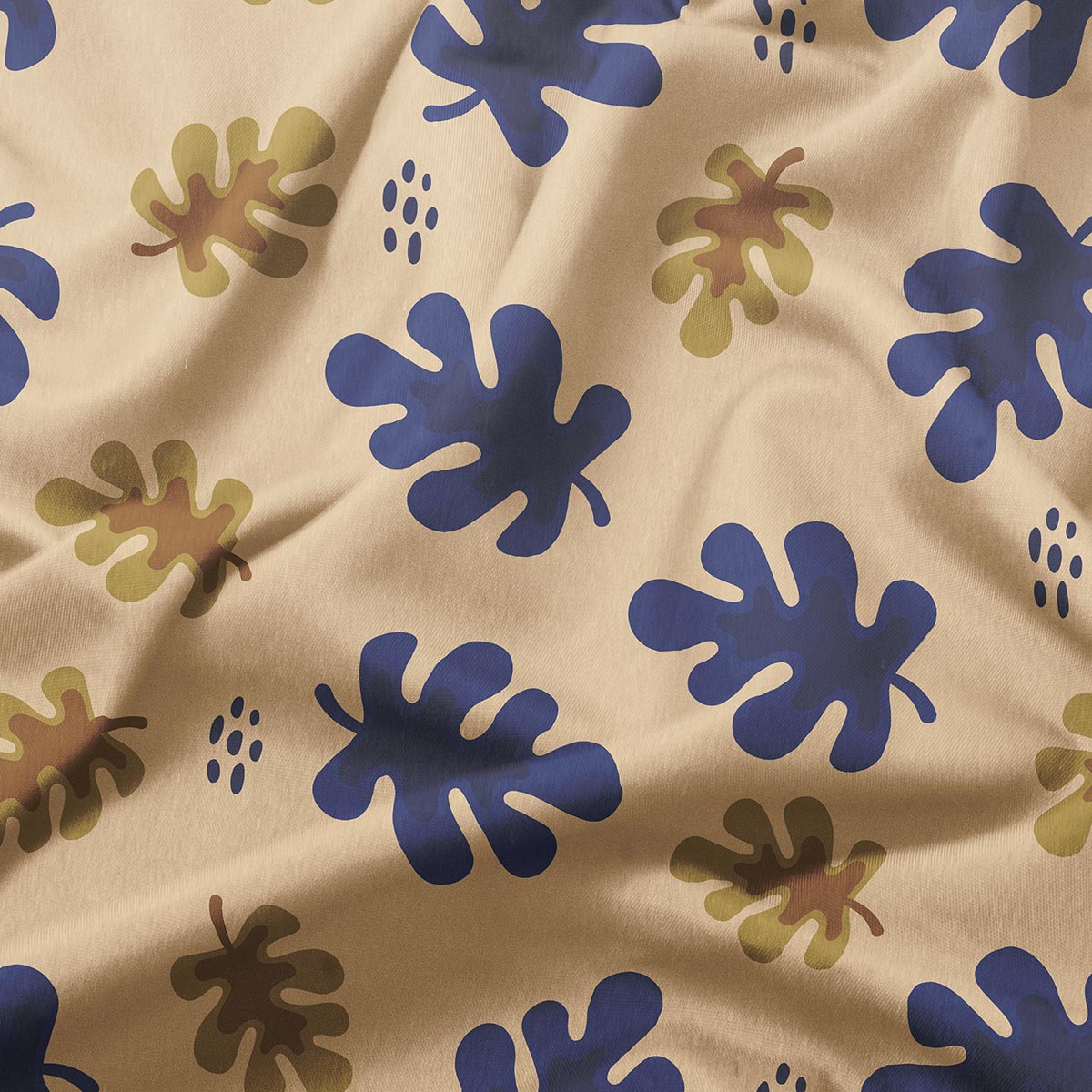detal tkaniny z nadrukiem dużych granatowych liści i mniejszych złotych akcentów