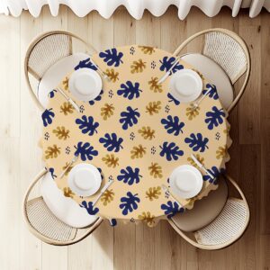 widok z góry na okrągły stół udekorowany obrusem z motywem liści