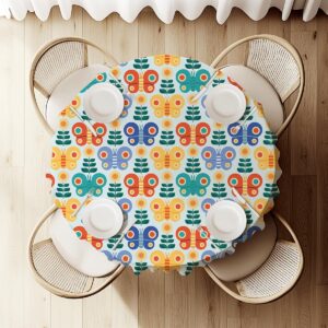 Widok z góry na okrągły stół nakryty obrusem z powtarzalnym wzorem