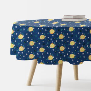 okrągły obrus z cytrynowym wzorem na granatowym tle na stoliku z książkami