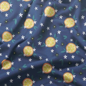 zbliżenie tkaniny z motywem plasterków cytryny, liści i drobnych białych kwiatuszków