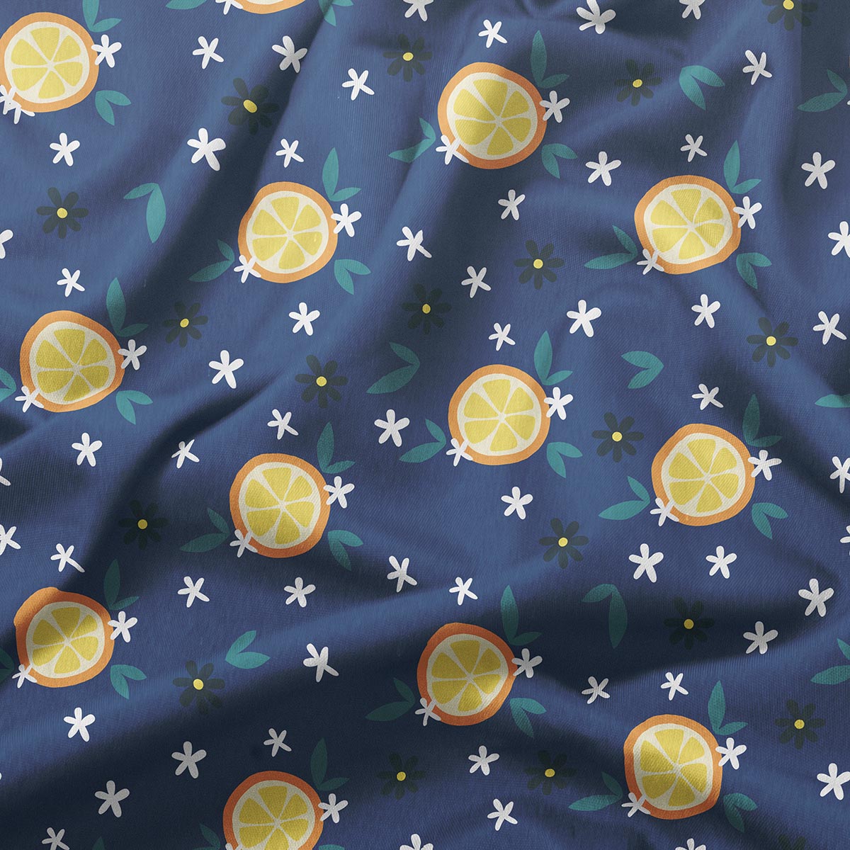 zbliżenie tkaniny z motywem plasterków cytryny, liści i drobnych białych kwiatuszków