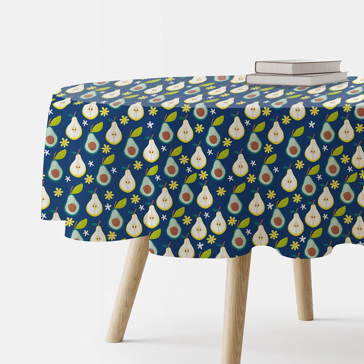 okrągły obrus na stole z wzorem gruszek i awokado na granatowym tle, widok z boku