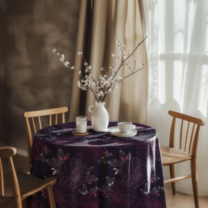 aranżacja stołu z obrusem, biała zastawa i wazon z gałązkami w słonecznym wnętrzu