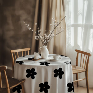 aranżacja stołu z wazonem i krzesłami, obrus z kontrastowymi kwiatami