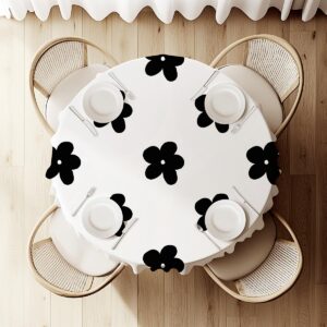 widok z góry na okrągły stół z rozłożonym obrusem i ustawionymi talerzami