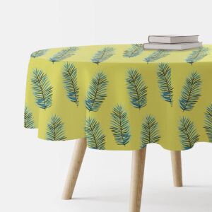 okrągły obrus na stole z limonkowym tłem i powtarzającym się wzorem palmowych liści, ujęcie z boku
