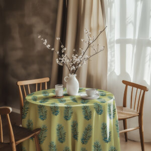 aranżacja stołu z wazonem i filiżanką, obrus w zielone liście palmowe nadaje wnętrzu świeżości