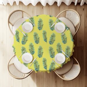 widok z góry na okrągły stół nakryty obrusem z motywem palmowych liści