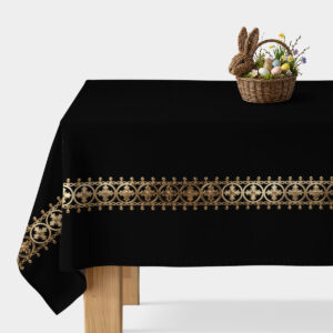 czarny obrus z ozdobną złotą bordiurą rozłożony na stole, widok główny