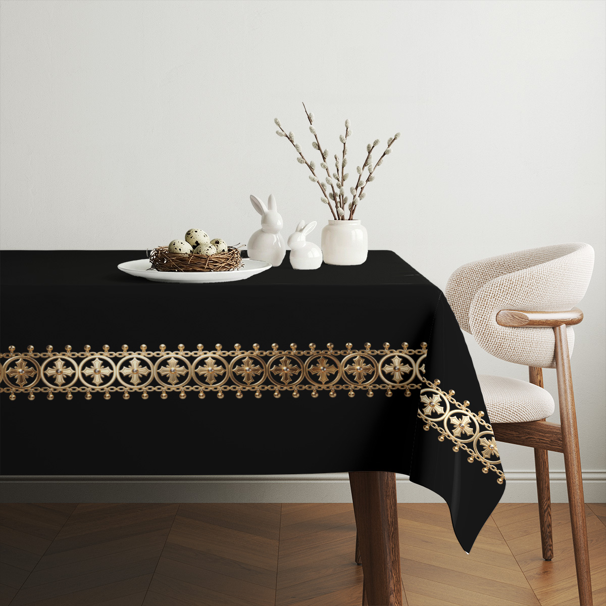 aranżacja stołu z czarnym świątecznym obrusem, wazonem i dekoracjami na stole