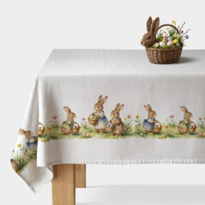 obrus na stole z pasem zajączków i koszyczków z pisankami
