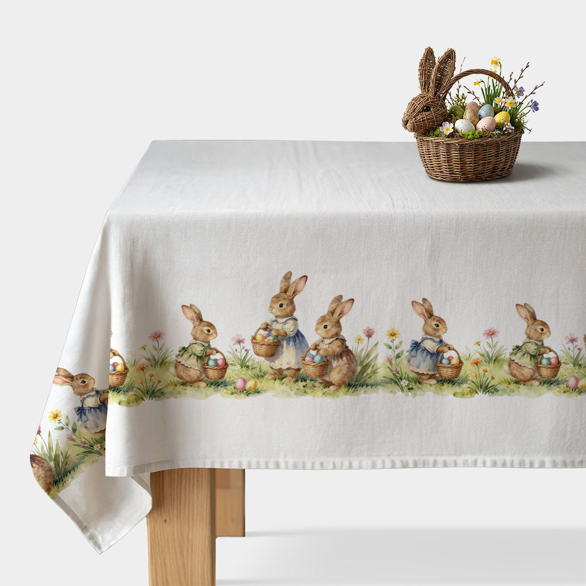 obrus na stole z pasem zajączków i koszyczków z pisankami