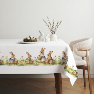 aranżacja stołu ze świąteczną dekoracją i obrus z zajączkami