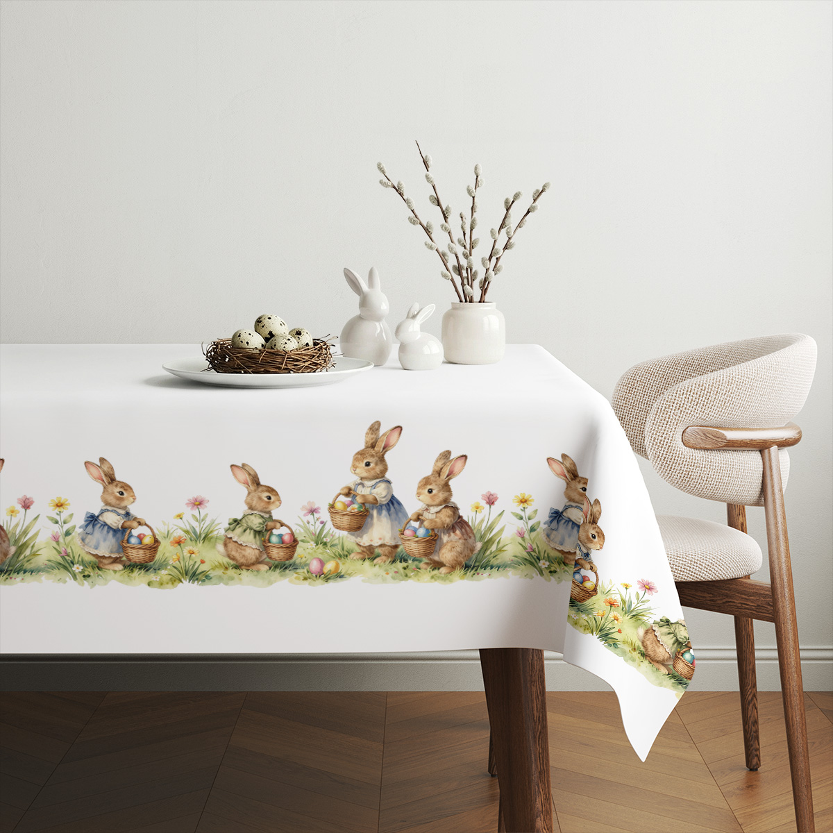 aranżacja stołu ze świąteczną dekoracją i obrus z zajączkami