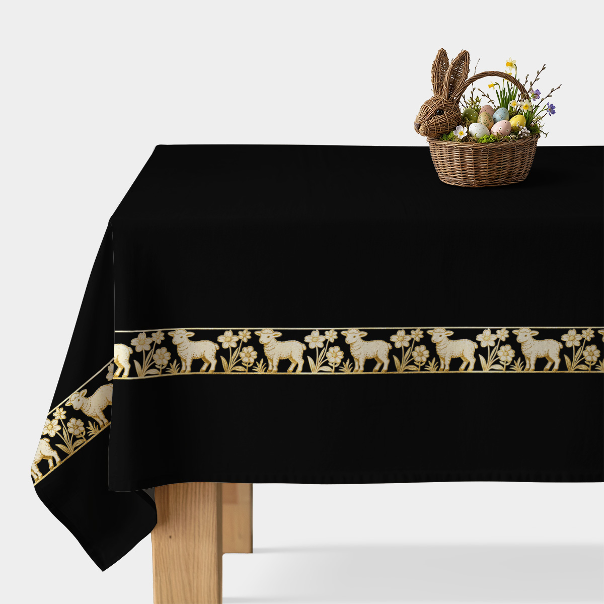 Czarny obrus na stole z dekoracyjnym złotym pasem z barankami i kwiatami