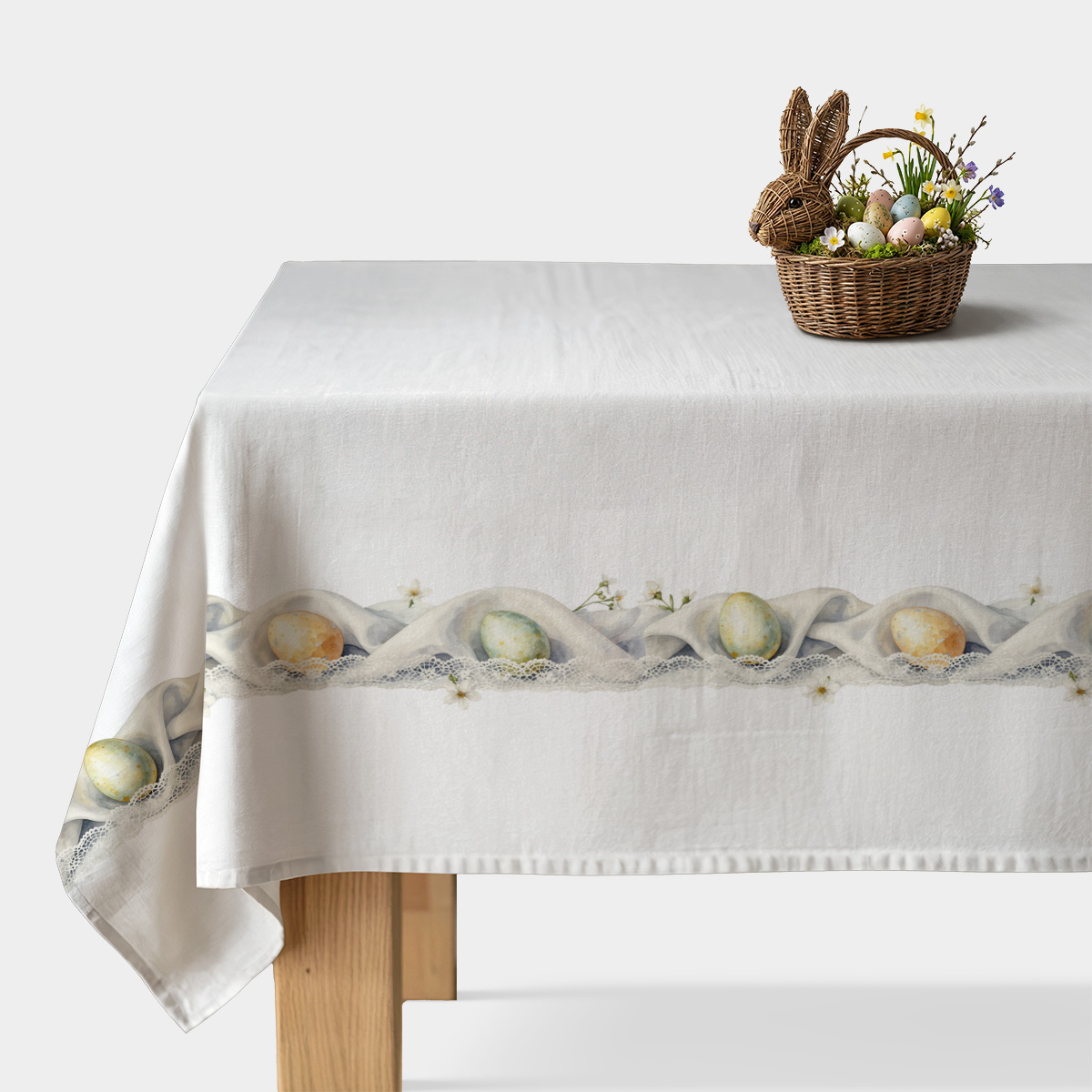 biały obrus z poziomym motywem pisanek i koronkową bordiurą na stole