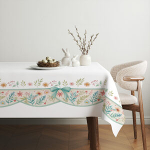aranżacja stołu z dekoracjami, obrus z ozdobnym kwiatowym brzegiem w subtelnych pastelach