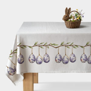 główny widok świątecznego obrusu z motywem wiszących pisanek na gałązce na białym stole