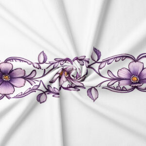 zbliżenie na fioletowy haft z kwiatowym motywem i delikatnymi listkami na jasnym materiale