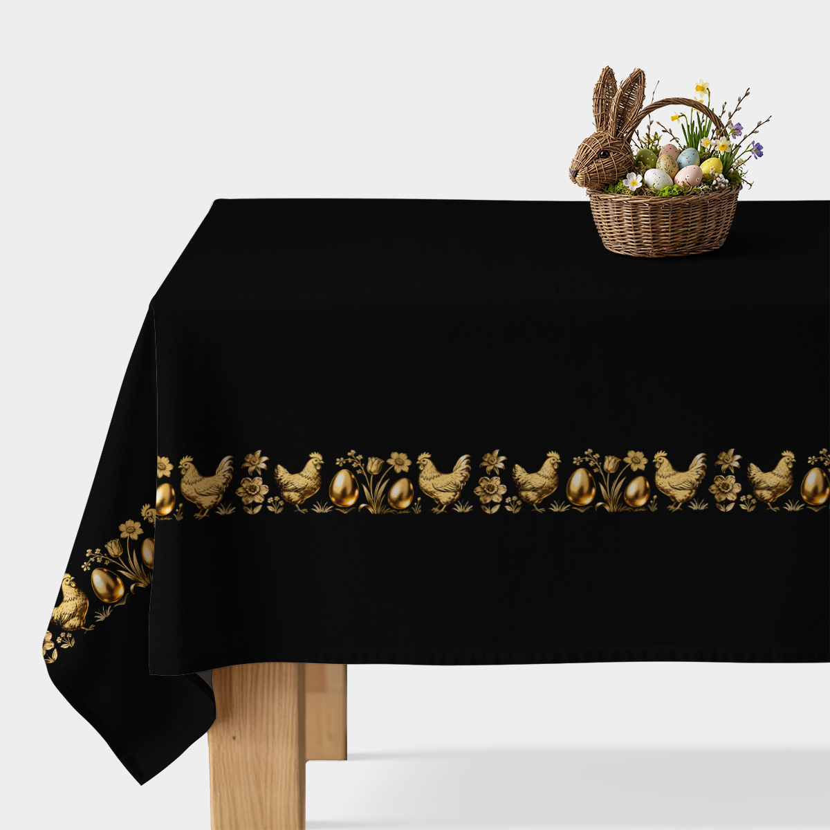 czarny obrus ze złotym bordiurem z kurkami i jajkami na stole, ujęcie z przodu
