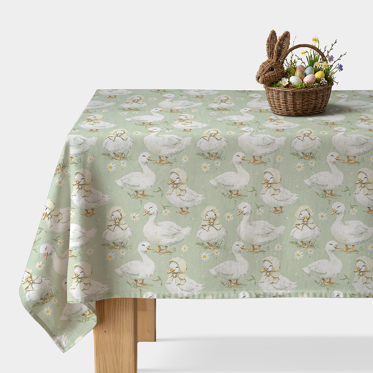 Obrus świąteczny wielkanocny z kaczuszkami rozłożony na stole, widok ogólny