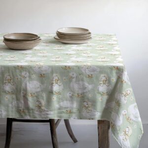 Detal materiału i miękkie zagięcia tkaniny z widocznym wzorem kaczuszek