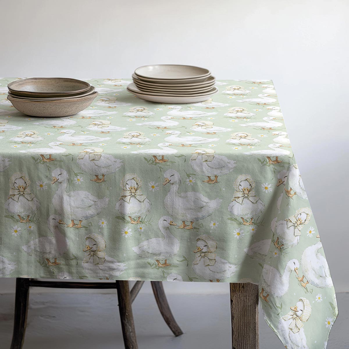 Detal materiału i miękkie zagięcia tkaniny z widocznym wzorem kaczuszek