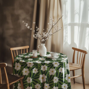 Aranżacja stołu z wazonem i filiżanką na obrusie w biało-zielony wzór