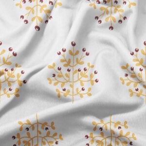 Zbliżenie na nadruk gałązek w ciepłym żółtym i bordowym kolorze, widoczna faktura tkaniny