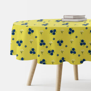 okrągły obrus na stole z motywem granatowych jagódek na cytrynowym tle