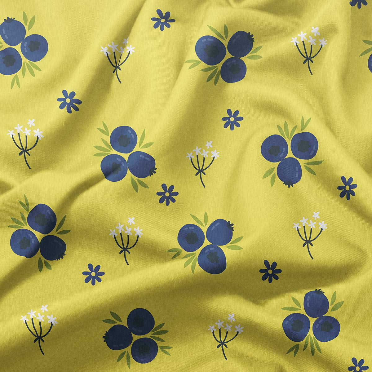 zbliżenie na wzór tkaniny z granatowymi jagódkami i drobnymi kwiatkami na żółtym tle