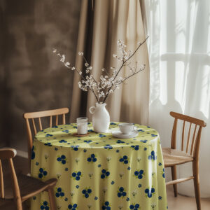 aranżacja stołu z obrusem, biały dzbanek i filiżanka na cytrynowym tle