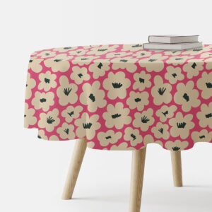 okrągły obrus rozłożony na stole z kremowymi kwiatami na malinowym tle, widok ogólny