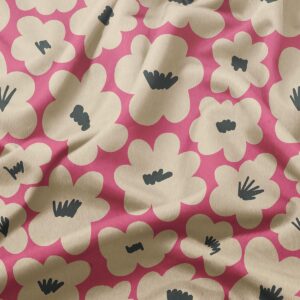 zbliżenie na wzór kremowych kwiatów i strukturę tkaniny na malinowym tle