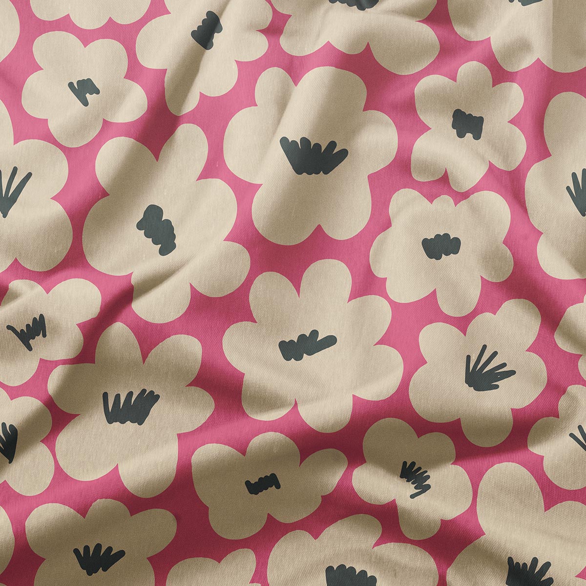 zbliżenie na wzór kremowych kwiatów i strukturę tkaniny na malinowym tle