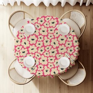 widok z góry na okrągły stół z obrusem w kremowe kwiaty i nakryciami