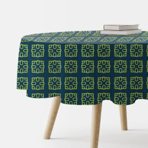 okrągły obrus z limonkowymi kafelkami na granatowym tle, ujęcie boku stołu