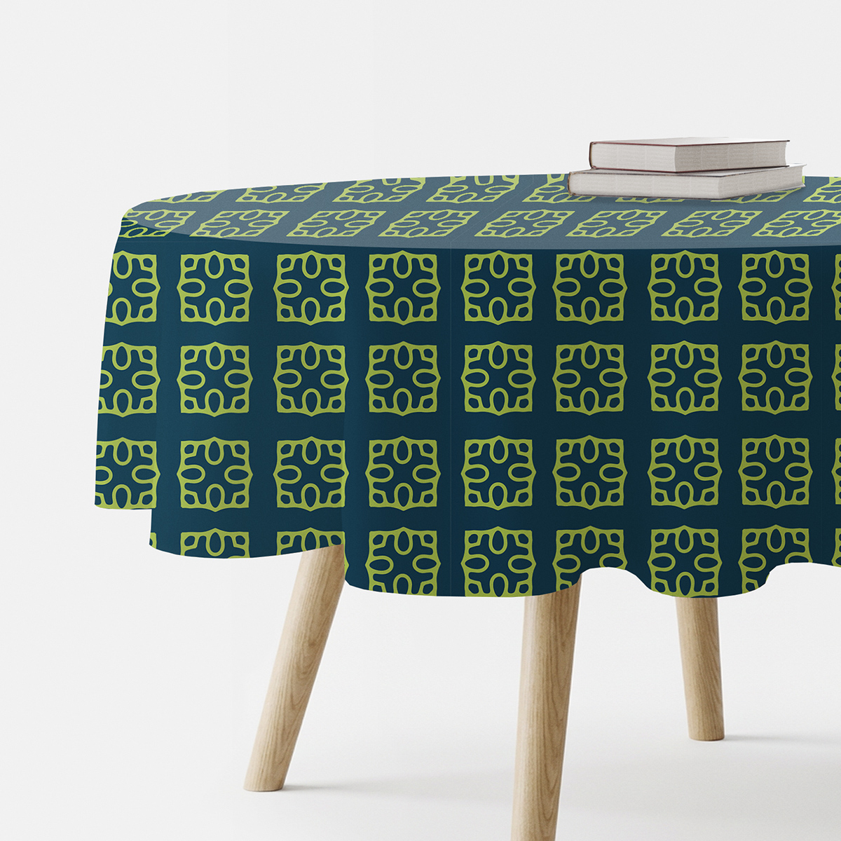 okrągły obrus z limonkowymi kafelkami na granatowym tle, ujęcie boku stołu