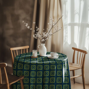 aranżacja stołu z wazonem i świecami na tle obrusu z limonkowymi kafelkami