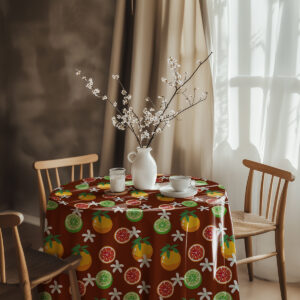 Aranżacja stołu z wazonem i kubkiem na obrusem w cytrusowy wzór